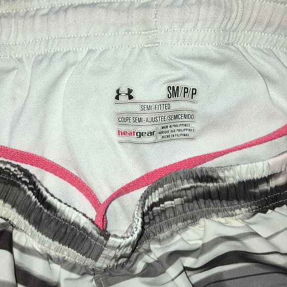 Small Under Armour patterned shorts - Picture 4 of 5